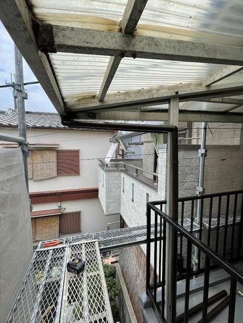 伊丹市　テラス樋の取り替え